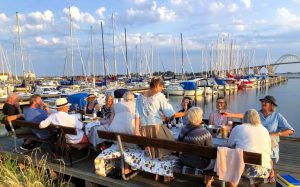 Stemningsbillede fra sommerfest i Kalvehave Havbadeforening
