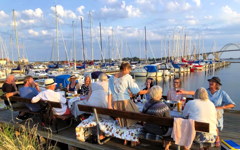 Stemningsbillede fra sommerfest i Kalvehave Havbadeforening